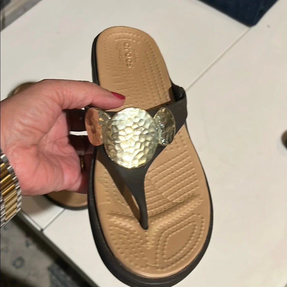 Crocs Women's Brown and Gold Sandals size 6 vacation, summer, beach - Picture 7 of 11